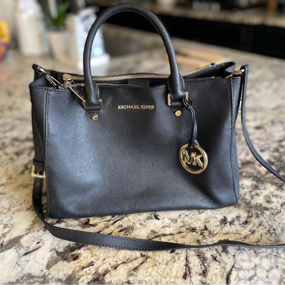 Michael Korea Medium leather bag. Good condition.